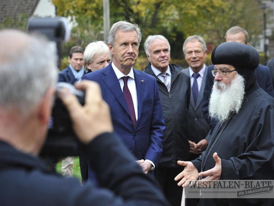 Im Vordergrund Bundespräsident a.D. Christian Wulff und S.E. Bischof Anba Damian